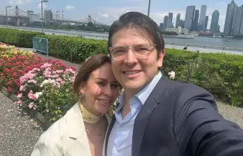 El senador Miguel Uribe, de 39 años, se encuentra en estado crítico en una clínica de Bogotá tras un grave atentado contra su vida. FOTO: INSTAGRAM (@maclaudiat)