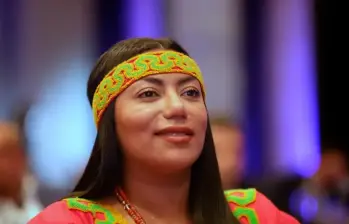 Peralta también le envió a Olmedo un cuadro con los nombres de contratistas a ser nombrados en su entidad. 