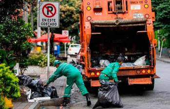 Los carros de cargue lateral solo servían en Laureles y el Centro al requerir superficies planas. Aún así, querían encartar a Emvarias con un contrato a siete años. FOTO: JAIME PÉREZ