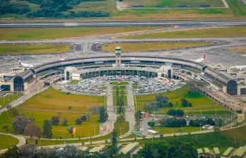El José María Córdova, el principal aeropuerto de Antioquia, enfrenta una paradoja: lleva tres años batiendo récords de pasajeros, pero su infraestructura sigue quedándose corta. FOTO JUAN ANTONIO SÁNCHEZ