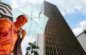 En las últimas semanas se han reportado niveles altos y extremos de índice UV en Medellín, por lo que es necesario aumentar cuidados en la piel. FOTO: EL COLOMBIANO