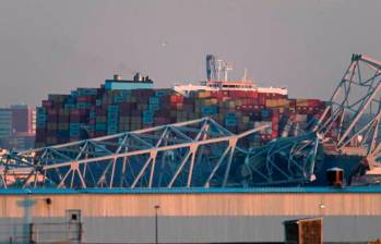 El barco de transporte de carga “Dali” que fue construido por la empresa surcoreana Hyundai se estrelló contra un puente ubicado en Baltimore, al Este de Estados Unidos, el martes 26 de marzo de 2024. FOTO: AFP