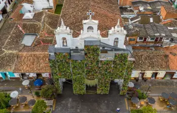 Iglesia en el parque principal de El Retiro, Antioquia. Foto: Camilo Suárez