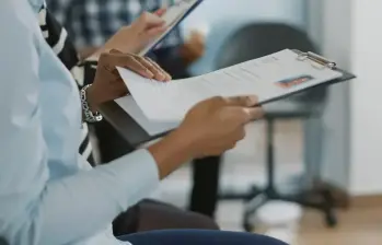 Investigadores revelan que el acento es un capital sociocultural en Colombia, definiendo quién consigue empleo y mejores socios comerciales por prejuicios de clase. FOTO: Getty.