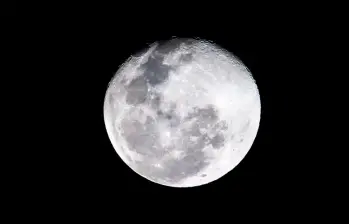 La Luna llena de esturión, que iluminará el cielo el 9 de agosto de 2025, será uno de los principales hitos astronómicos del mes. FOTO Juan Antonio Sánchez