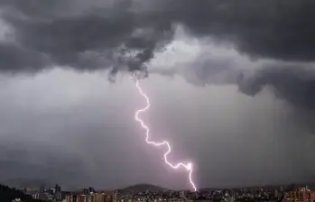 Adelante, el niño fallecido en Chigorodó. Atrás, caída de rayos en Antioquia. Foto: Archivo EL COLOMBIANO