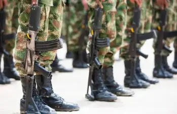 El estudio también muestra una disminución sostenida del personal activo de las Fuerzas Militares, que pasó de 173.900 efectivos en 2008 a 158.400 en 2023, mientras que los retirados aumentaron hasta representar el 12,8% del total. Foto: Archivo El Colombiano