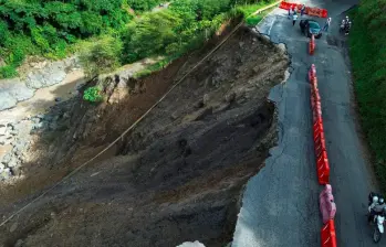 El pasado 13 de junio por la temporada de lluvias se presentó una emergencia en este corredor que obligó al cierre total de la vía. FOTO: MANUEL SALDARRIAGA