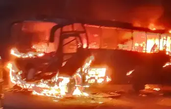 En noviembre del año pasado, un bus fue incinerado en la vía Quibdó-Medellín por un grupo de encapuchados. Foto: Redes sociales.