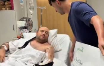 Ahmed al Ahmed recibió la millonaria donación en el hospital mientras se recupera de las heridas que sufrió al enfrentar a los dos terroristas que asesinaron a 15 personas en Australia. FOTO: CAPTURA DE VIDEO
