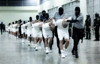 Un nueva propuesta del Gobierno de El Salvador pide que los “homicidas, violadores y terroristas” reciban la cadena perpetua. FOTO: GETTY