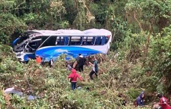 Un bus de servicio público que cubría la ruta Bucaramanga–Arauca cayó a un abismo y terminó volcado. FOTO: @DC_Bucaramanga