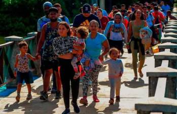 Migrantes abordando las lanchas para viajar hasta Acandí y buscar el Darién. FOTO: Camilo Suárez