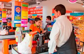 Personal de Tiendas Ara realizando las labores de caja en uno de los almacenes. FOTO: CORTESÍA