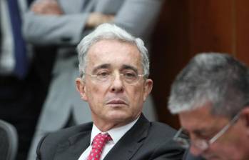 El expresidente Álvaro Uribe irá a juicio y su defensa tiene el tiempo de un año para controvertir la teoría del caso. FOTO: Álvaro Tavera 