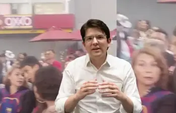 Sandra Beatriz Castillo, la mujer que conversó con el menor que disparó contra Miguel Uribe, se presentó voluntariamente ante la Fiscalía. En videos se le ve junto al joven momentos antes del atentado en el parque El Golfito, en Bogotá. FOTOS Colprensa-video redes sociales