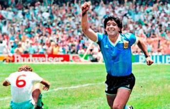 El futbolista argentino Diego Armando Maradona fue el mejor jugador del Mundial México 1986. Marcó goles icónico como la “mano de Dios” y “el gol del siglo”. FOTO: TOMADA DEL X DE @VarskySports