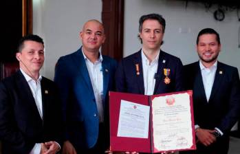 En la foto están Alejandro Toro, Jhon Jairo González, Daniel Quintero y Andrés Calle. La condecoración fue calificada por la ciudadanía en Medellín como una afrenta. FOTO: Cortesía