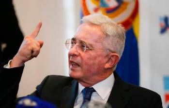 Los delitos de los que es señalado el expresidente Álvaro Uribe Vélez vencen en 2026. FOTO: COLPRENSA 