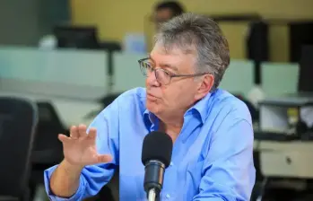 Mauricio Cárdenas, precandidato presidencial, enfrenta críticas y cuestionamientos legales tras publicar un video en el que ofrecía subsidios de vivienda a cambio de registros en su plataforma. FOTO: COLPRENSA Mauricio Cárdenas, precandidato presidencial, enfrenta críticas y cuestionamientos legales tras publicar un video en el que ofrecía subsidios de vivienda a cambio de registros en su plataforma. FOTO: COLPRENSA