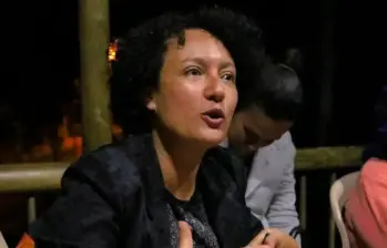 La senadora Isabel Zuleta durante la diligencia judicial en la cárcel La Picota, en la que alias Pipe Tuluá entregó un arma de fuego que, según las autoridades, sería usada contra otro interno. FOTO: REDES SOCIALES.