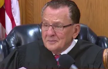 Frank Caprio se convirtió en un fenómeno global gracias a su estilo compasivo y humano en la sala judicial en Estados Unidos. FOTO: REDES SOCIALES