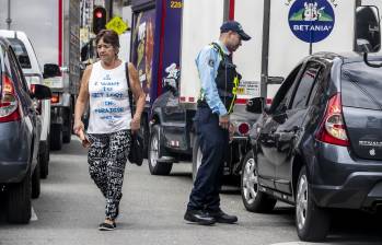 Agente de tránsito de Itagüí durante un control vial. FOTO: Archivo EL COLOMBIANO, Jaime Pérez Munévar