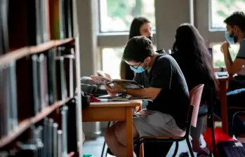 La iniciativa incluye recursos para 34 instituciones técnicas y tecnológicas, y permite a comunidades educativas crear veedurías con apoyo de la Contraloría para vigilar el uso de los fondos. FOTO: CAMILO SUÁREZ