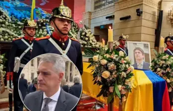 El gobernador de Antioquia, Andrés Julián Rendón, participó de las honras fúnebres que se rindieron al senador y precandidato presidencial Miguel Uribe. FOTOS: Colprensa y Cortesía
