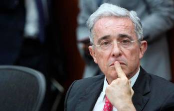 El expresidente Álvaro Uribe seguirá respondiendo por fraude procesal y manipulación de testigos. Foto: Colprensa