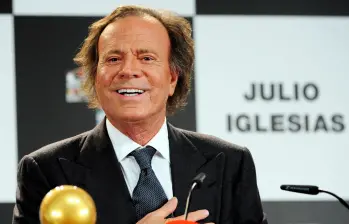 Dos exempleados de Julio Iglesias lo demandaron ante la justicia española por presuntas agresiones y acoso sexual. Foto: AFP
