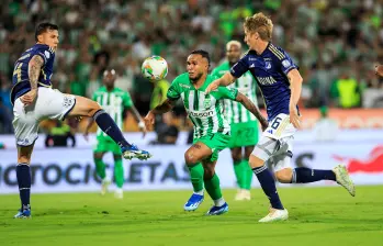 Imágenes de uno de los últimos partidos entre Nacional y Millonarios, en las que se puede ver a Andrés Sarmiento disputando el balón frente a los defensores del cuadro azul. FOTO Camilo Suárez