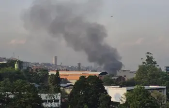 Una humareda alta alarmó a los habitantes del nororiente de Medellín. FOTO: CORTESÍA
