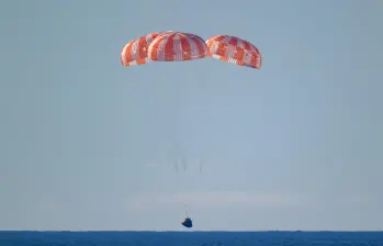 Así fue el momento del ‘splashdown’ de la nave Orión. FOTo: AFP