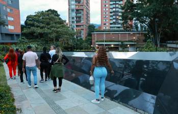 Día y noche llegan al parque conmemorativo excursiones, los hay de todo tipo, los que se interesan y conmueven por la solemnidad del lugar y los que arman fiesta al son del licor. FOTO manuel saldarriaga