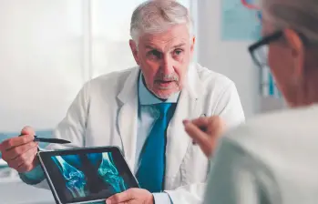 La osteoporosis se caracteriza por la pérdida de densidad ósea. FOTO Getty