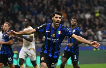 Mehdi Taremi, de Inter de Milán, festejando su gol durante el partido de segunda ronda de la Liga de Campeones de la UEFA entre Inter de Milán y FK Crvena Zvezda, en Milán, Italia. Foto de Xinhua/Alberto Lingria.