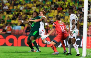 En un partido sin goles, Bucaramanga logró escalar en la tabla de posiciones. Foto: Colprensa