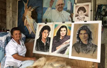 Amparo Zapata pintó retratos por 20 años en el Centro. Al no encontrar un sustento, tuvo que parar su labor y guardar los cientos de retratos en su casa en Blanquizal, Robledo. FOTO: ANA KARINA MUÑOZ GUTIÉRREZ