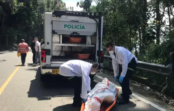 Este cuerpo lo encontró un vigilante en el kilómetro 1 de la vía Medellín-San Pedro de los Milagros, en San Cristóbal. Estaba al lado de una quebrada. FOTO: LAURA ROSA JIMÉNEZ VALENCIA