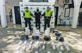 Incautación de explosivos escondidos en bultos de arroz en Antioquia. FOTO: CORTESÍA POLICÍA