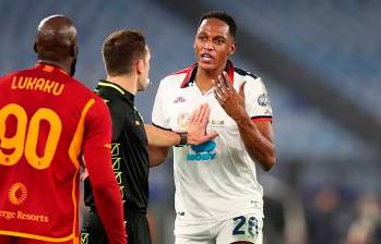 Yerry Mina, enfrentándose contra Romelu Lukaku. El cagliari perdió 4-0 en su visita a Roma. FOTO GETTY 