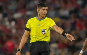 El central José Ortiz de Norte de Santander está en el ojo del huracán por las fallas arbitrales que presentó en el duelo entre Junior y Deportivo Cali en el Romelio Martínez de Barranquilla. FOTO JUAN ANTONIO SÁNCHEZ 