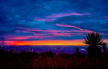 Amanecer en el Páramo de Belmira a más de 3.350 metros de altura, con el cielo teñido de tonos rojos y rosados tras una noche de caminata. Foto: Cristina Rodriguez.
