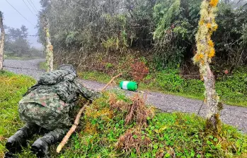 La Fuerza Pública hizo presencia en la zona para desactivar el artefacto explosivo. FOTO: Cortesía Ejército