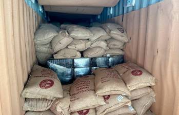 Aquí se ven los paquetes de cocaína (negros) ocultos entre costales de cacao, decomisados en el puerto de Cartagena el 7 de abril de 2024. FOTO cortesía policía