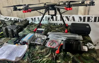 Este es el tipo de drones que usan las disidencias de las Farc para atacar a los militares y demás enemigos en los combates en las zonas rurales. FOTO: Cortesía