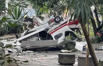Una avioneta se accidentó en la tarde de este viernes en los alrededores del barrio Estadio, en la comuna 11 (Laureles-Estadio), de Medellín. FOTO: MANUEL SALDARRIAGA