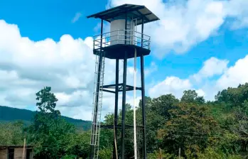 Esta es la torre sobre la cual funcionará este acueducto veredal en Las Peñitas, evitando que las comunidades se expongan a los artefactos explosivos para buscar agua. FOTO: CORTESÍA