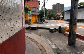 En esta esquina, a un lado de la estación Los Alpes, de metroplús, ocurrió el ataque con cuchillo de dos hombres, que acabó con ambos implicados muertos. FOTO: LAURA ROSA JIMÉNEZ VALENCIA